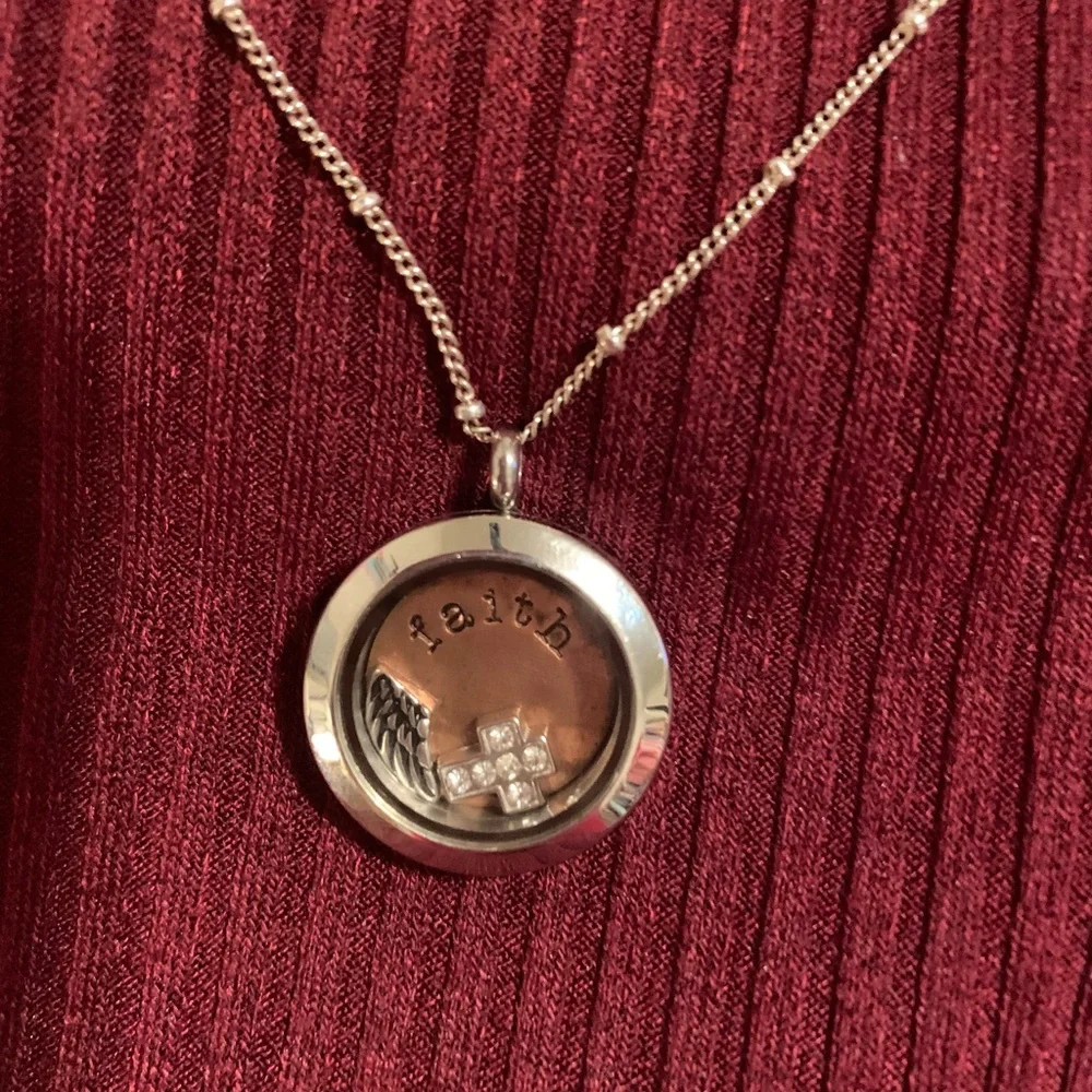 Origami Owl 🦉 Locket with Faith inspired Pendant w/ faith plate charms and chain - Picture 3 of 12